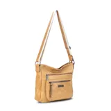 Bandolera morral color beige de símil cuero, con apertura superior con cierre. Cuenta con dos bolsillos frontales con cierre, un bolsillo trasero con cierre y tres bolsillos internos con división y cierres. Incluye una correa de galón regulable a tono.