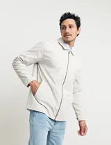 Campera de hombre color beige con cierre frontal, cuello camisero y bolsillos laterales. Corte clásico.