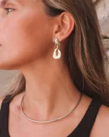 Gargantilla rígida de diseño minimalista, elaborada en metal dorado con acabado pulido, que se ajusta suavemente al cuello.