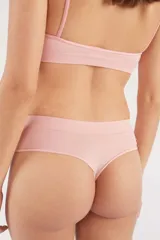 Bombacha tipo culotteless de microfibra sin costuras, con tiro bajo y cintura elástica. Presenta un diseño minimalista con un pequeño logo estampado en el frente.