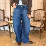 Pantalón jean de corte wide leg y tiro medio, en tono azul clásico con costuras en contraste.