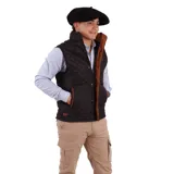 Chaleco negro capitoneado con cuello alto y cierre frontal con botones a presión.