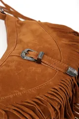 Cartera de gamuza negra con diseño de flecos largos en la parte inferior y detalle de hebilla metálica estilo western en el centro. Cuenta con correa larga ajustable para llevar al hombro o cruzada.