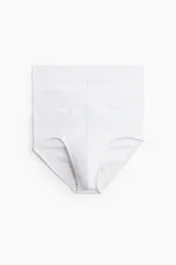 Pack de tres calzoncillos slip blancos de punto elástico, con cintura elástica ancha, parte delantera forrada y costuras planas.
