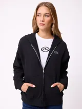 Canguro negro con cierre frontal, capucha y bolsillos tipo canguro. Presenta un diseño liso con el logo de la marca bordado en el pecho.