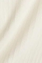 Remera de punto acanalado blanco con mangas raglán cortas, cuello redondo y detalles en pointelle.