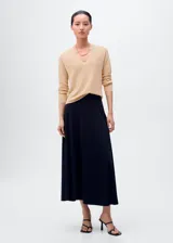 Jersey de punto de color beige metalizado, con escote en V y mangas largas con diseño raglán.