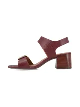 Sandalias de taco ancho simil madera, color bordó con textura reptil, tira frontal con hebilla dorada y tira ajustable en el talón con hebilla metálica grande.