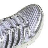 Championes Adidas Adistar Control 5 de malla blanca con superposiciones de cuero sintético metalizado plateado y detalles en negro. Cuentan con las icónicas tres tiras de Adidas en los laterales y una suela robusta con amortiguación.