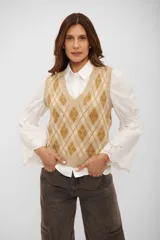 Chaleco tejido de punto con diseño de rombos en tonos beige y marrón, cuello en V y terminaciones acanaladas.