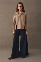Pantalon de pana de corte wide leg, color marron, con cintura alta y costuras reforzadas en contraste.