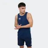 Musculosa deportiva Umbro Lume de color azul marino, con cuello redondo y diseño sin mangas. Presenta detalles en tono verde oscuro en los laterales y el logo de la marca estampado en blanco en el pecho.