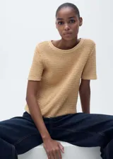 Jersey de punto de algodón con textura, cuello redondo y manga corta, de diseño recto.