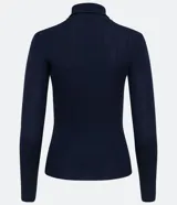 Blusa de punto acanalado en color azul marino, con cuello alto y detalle de botones dorados decorativos en los hombros. Presenta un diseño ajustado de manga larga.