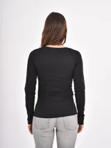 Remera de manga larga color negro, con escote en V y corte ajustado al cuerpo.