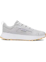Championes Under Armour modelo Street Mirage, color gris claro. Presentan una parte superior de malla transpirable con superposiciones de gamuza, entresuela de EVA acolchada para mayor comodidad y suela exterior de goma en color caramelo con diseño dentado para mayor tracción.