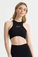 Top deportivo de diseño halter con ajuste ultra contenedor, confeccionado en tejido técnico de poliamida y spandex. Presenta el logo de la marca estampado en el centro del pecho.