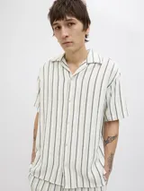 Camisa de manga corta con fit relajado y cuello resort. Cierre con botones al frente. Estilo liviano ideal para el verano.