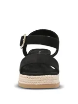 Sandalias de plataforma Hush Puppies modelo Lili, en color negro con detalles texturizados de yute en la cuña. Cuentan con tira ancha en el empeine, tira ajustable en el talón con hebilla metálica dorada y suela dentada de goma.