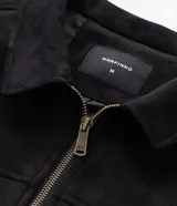 Campera masculina Marfinno de efecto gamuzado en color marrón, con cuello alto, cierre frontal de cremallera, bolsillos laterales y puños y bajo elastizados.