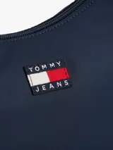 Cartera de hombro tipo baguette de Tommy Jeans, color azul marino, con cierre de cremallera y correa ajustable de tejido trenzado. Presenta el parche distintivo de la marca en la parte frontal.