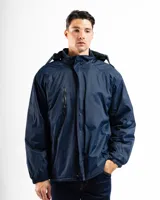 Campera de lluvia azul marino con forro interior de micropolar negro, cierre frontal con cremallera y broches a presión, capucha ajustable y bolsillos laterales con cierre.