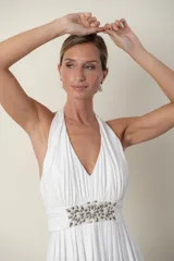 Vestido corto blanco de fiesta, con escote halter, drapeado en la cintura y falda con vuelo.