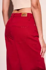Pantalón de jean rojo, de corte ancho y tiro medio.