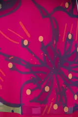 Vestido corto sin mangas, con estampado floral en tonos fucsia, verde y amarillo.