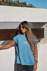 Musculosa reversible color azul piedra de algodón interlock, con diseño sin mangas y estampado en serigrafía en el frente.