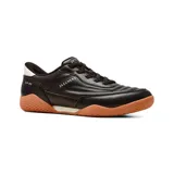 Championes Skechers modelo Slip-Ins Zinger Evo Off The Pitch, de color negro con suela de goma color tostado. Presenta parte superior de piel sintética, cordones elásticos fijos y detalles en blanco con el nombre de la marca en el lateral.