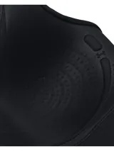 Top deportivo de alto soporte Under Armour, diseñado para actividades de alta intensidad. Presenta un diseño en color negro con tirantes elásticos ajustables que incluyen el logo de la marca, y una banda inferior con el logo de Under Armour. Cuenta con almohadillas moldeadas y panel frontal de malla para mayor transpirabilidad.