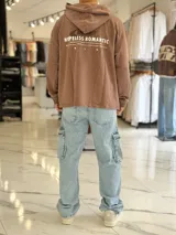 Hoodie oversize de color beige, con capucha y estampa gráfica en la espalda con la inscripción "Duxon Hopeless Romantic".