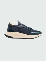 Zapatillas deportivas Boss modelo TTNM EVO_SLON, color marrón con detalles en cuero y suela blanca. Diseño combinado de tejido de punto y cuero, con cordones al tono.