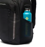Mochila Columbia Atlas Explorer II 26, color negro, con capacidad de 26 litros. Cuenta con dos compartimentos principales, funda acolchada para tablet y laptop de hasta 15 pulgadas, bolsillo frontal, dos bolsillos para botellas de agua y bolsillo externo con cremallera. Las correas de hombro son acolchadas y contorneadas, e incluye correa de esternón ajustable y asa de transporte superior acolchada. Los tiradores de cremallera son reflectantes.