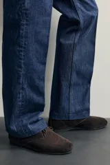 Bota de cordones tipo derby de la colección especial Aaron Levine x Zara, confeccionada en piel con acabado en serraje de color marrón. Cuenta con horma redonda, forro y plantilla interior de piel, y suela de goma Vibram.