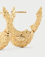 Aros de oro con textura irregular.