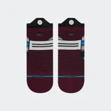 Medias tobilleras deportivas Stance Modul Tab, con diseño a rayas horizontales en tonos borgoña, negro, blanco y azul.