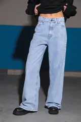 Pantalón de jean celeste con lavado ice, corte oversize y tiro medio alto.