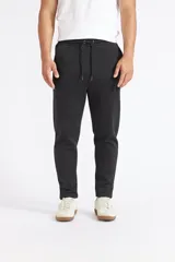 Pantalón de jogging Quiksilver color negro, con cintura elástica con cordón ajustable y bolsillos laterales.