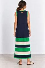 Vestido largo de punto sin mangas, color azul marino con diseño de rayas en tonos verde y blanco en la parte inferior y aberturas laterales.