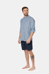 Bermuda de baño verde militar lisa, con cintura elástica y cordón ajustable.