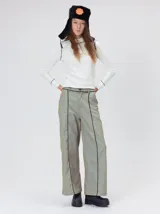 Pantalón sastrero de tiro medio y pierna ancha, con diseño a rayas verticales finas y detalle de vivos negros en la pretina y a lo largo del frente.