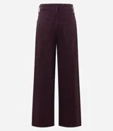 Pantalón de corte recto y estilo loose, confeccionado en sarga de algodón. Presenta cintura con trabillas, cierre frontal con botón y cremallera, y bolsillos funcionales tanto en la parte delantera como en la trasera.