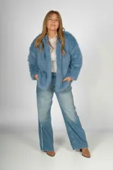 Tapado de piel sintética color celeste, de manga larga y corte holgado.