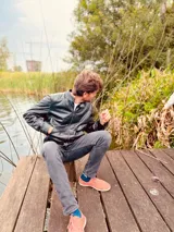 Campera de cuero ovino italiano negra, corte clásico con cierre frontal y bolsillos laterales.