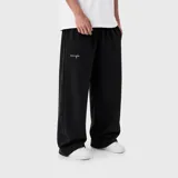 Pantalón de jogging estilo baggy, color negro, confeccionado en felpa de algodón. Presenta un corte holgado y recto, con cintura elástica y un pequeño bordado con la marca en la parte frontal.