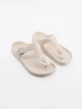 Sandalia de dedo color negro, con tira gruesa ajustable con hebilla.