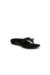 Sandalias tipo ojota color negro, con tiras de charol y detalle de lazo decorativo. Poseen plantilla ergonómica con tecnología de soporte para el arco y suela de goma antideslizante.