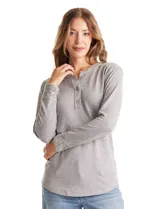 Buzo de tejido fino con escote henley y cierre de botones. Presenta detalles acanalados en hombros, puños y ruedo, con una silueta cómoda y terminación redondeada en la parte inferior.